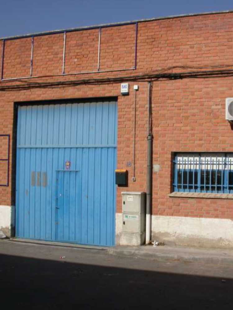 fachada exterior nave industrial puerta azul